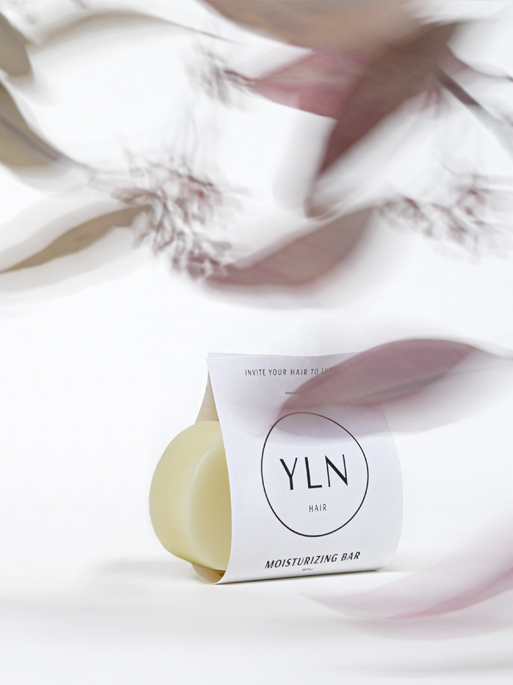 Dieser Leave-in Conditioner Bar hilft, trockenes, gefärbtes und hitzestrapaziertes Haar wieder in einen gesunden Zustand zu bringen.