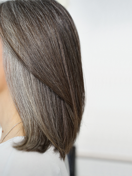 Natürliche Haarpflege hat ergrautes Haar besonders nötig. es ist kräftiger, trockener und störrischer als normales Haar