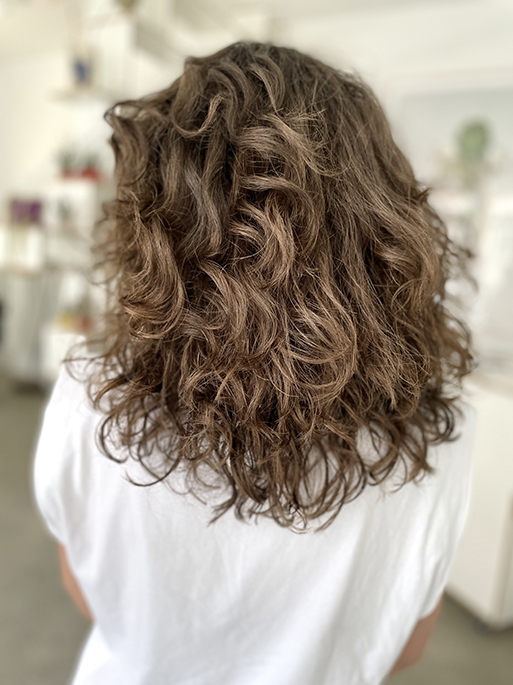 Natürliche Haarpflege für trockene Naturlocken und kräftiges Haar vom Naturfriseur your loving nature