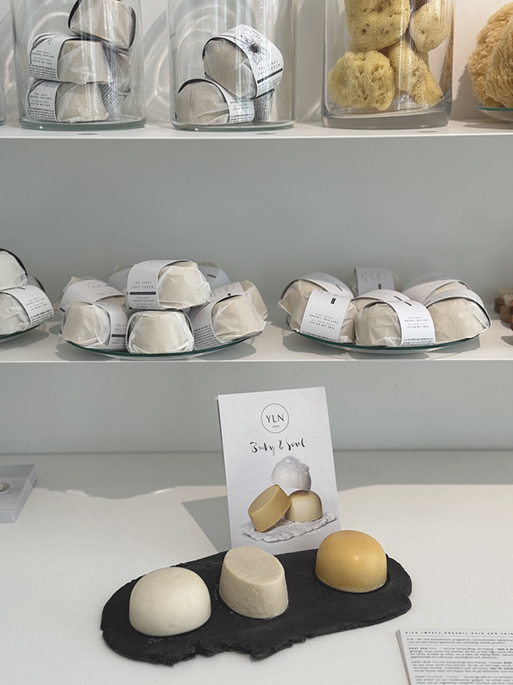 Körperseife und feste Körperbutter mit Sheabutter, Mangobutter, Kakaobutter und Mandelöl – für samtweiche, gepflegte Haut nach dem Duschen auf die noch feuchte Haut auftragen