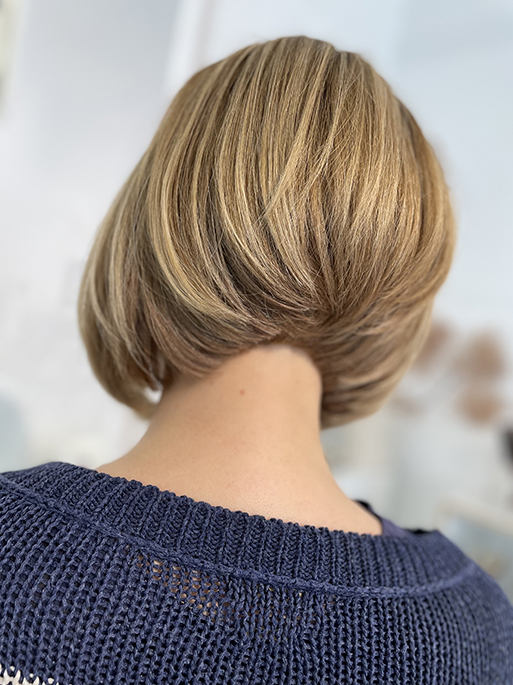 Ein Tropfen Haaröl bringt Textur und Glanz in sehr kräftiges Haar und macht kürzere Haarschnitte lässiger