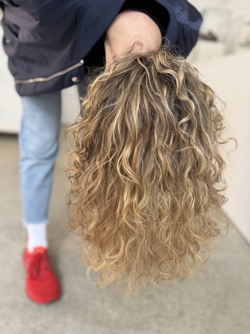 Naturlocken sind eine Kunst für sich – aber gut und regelmäßig mit natürlicher Haarpflege versorgt, erfreuen sie jeden.