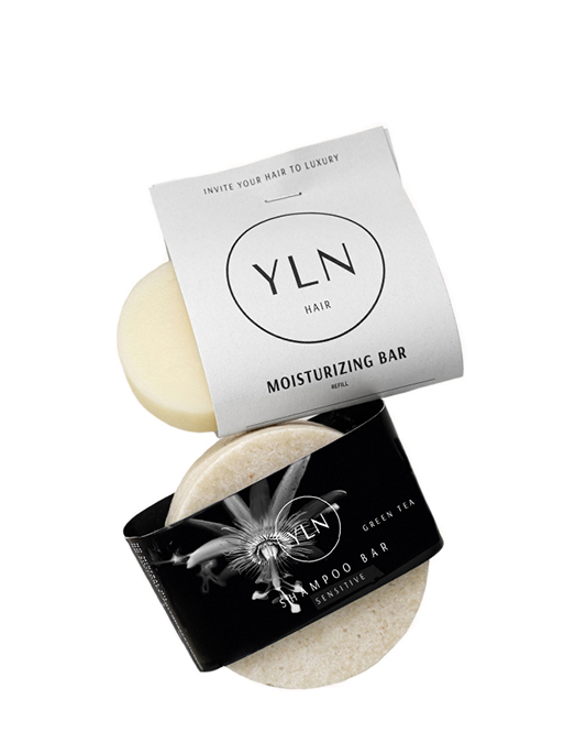 MOISTURIZING BAR und der SHAMPOO BAR mit dem Duft von Green Tea – feste Naturkosmetik für trockene Haare, stilvoll inszeniert in einem minimalistischen Setting