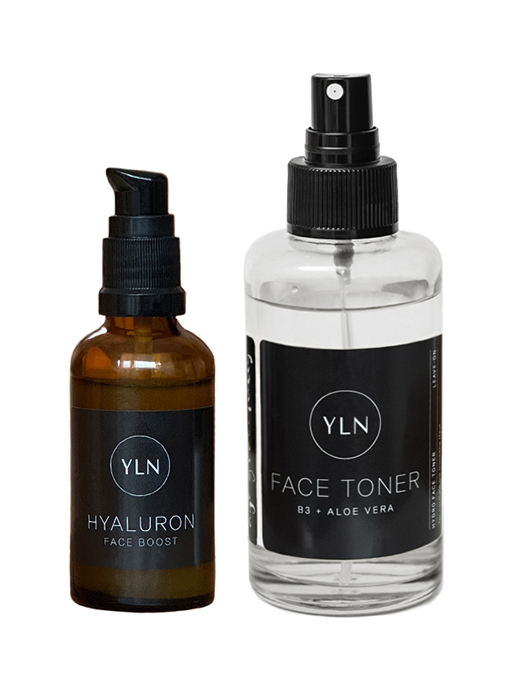 Eine 100ml Flasche FACE TONER und eine 50ml Flasche Hyaluronsäire Serum bilden eine perfekte Zusatzpflege für die haut ab 50. Tiefenfeuchtigkeit durch Hyaluron und Aloe Vera in Kombination mit Niacinamid / B3 zur Verfeinerung der Poren und gegen Rötungen.