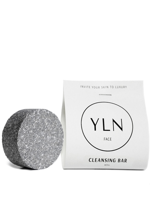 Milde feste Gesichtsreinigung mit Aktivkohle 