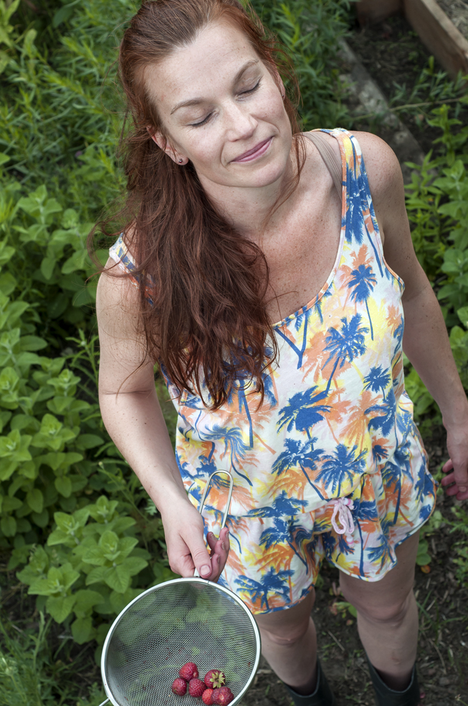 Frau mit Erdbeeren im Garten – Symbol für Nachhaltigkeit, Naturverbundenheit und bewussten Lebensstil ohne Plastik