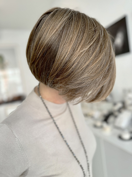 Natürlich wirkende helle Strähnen ohne Alufolie – Your Loving Nature bringt Frische und Leuchtkraft in dunkelblondes Haar.