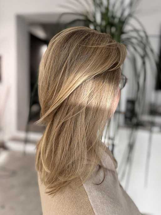Lange Haare mit natürlichen Painting-Strähnen – sanfte Aufhellung für einen lebendigen, sommerlichen Look ohne harten Ansatz.