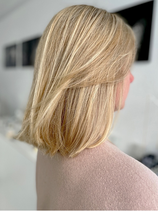 Natürlich wirkende helle Strähnen ohne Alufolie – Your Loving Nature bringt Frische und Leuchtkraft in dunkelblondes Haar.