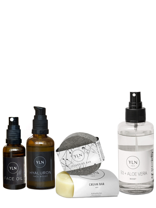 Die YLN Anti-Aging Gesichts Reinigungs- und Pflegeroutine besteht aus einer festen Gesichtsreinigung, einem Leave-on Tonikum, einem hochdosierten Hyaluronsäure Serum, einem Gesichtsöl und nach Bedarf einer festen reichhaltigen Gesichtscreme