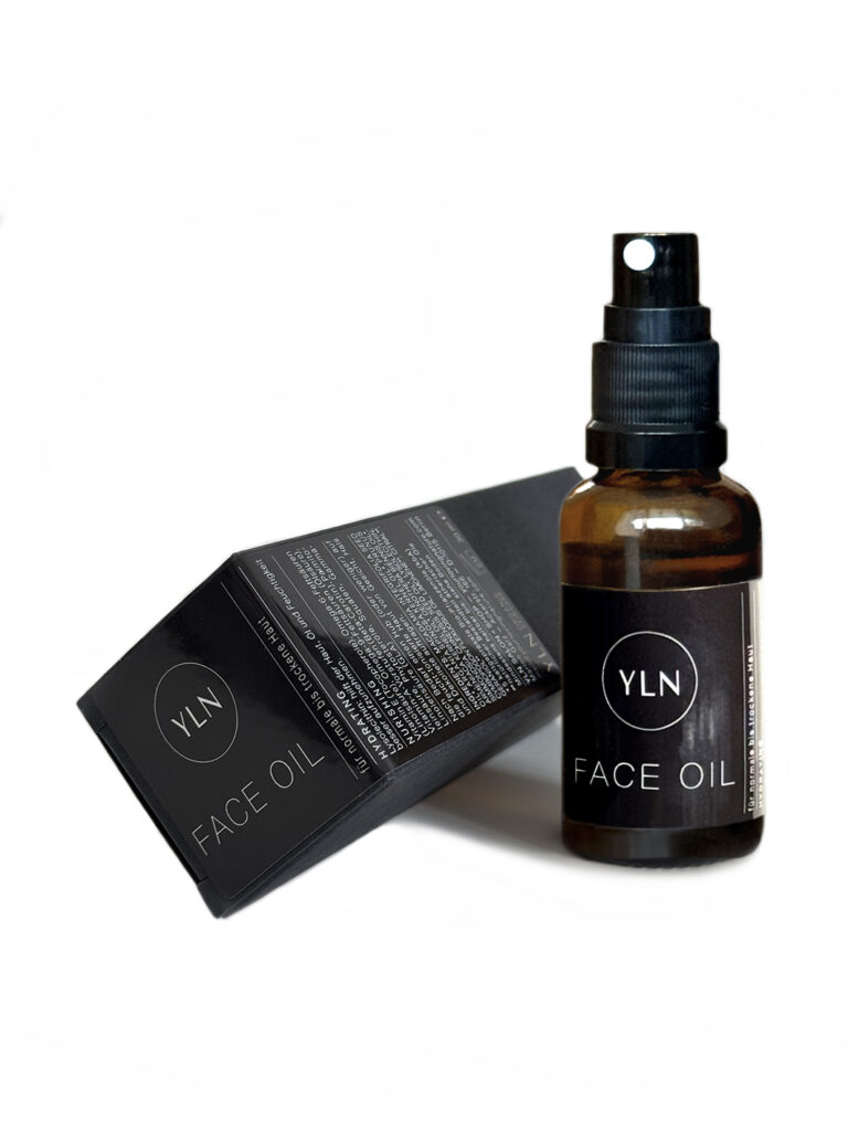 30ml Flasche mit einer ausgefeilten Melange aus fünf kaltgepressten Pflanzenölen aus kontrolliert biologischem Anbau. Für die unterstützenden Anti-aging Hautpflege reifer Haut auf die feuchte Gesichtshaut auftragen.