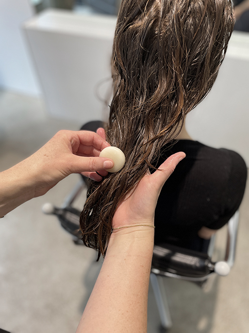 Beim Naturfriseur wird das Haar mit dem leave-in conditioner gepflegt