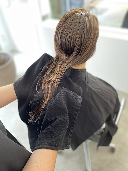 Beim Naturfriseur wird das haar für den leave-in conditioner vorbereitet