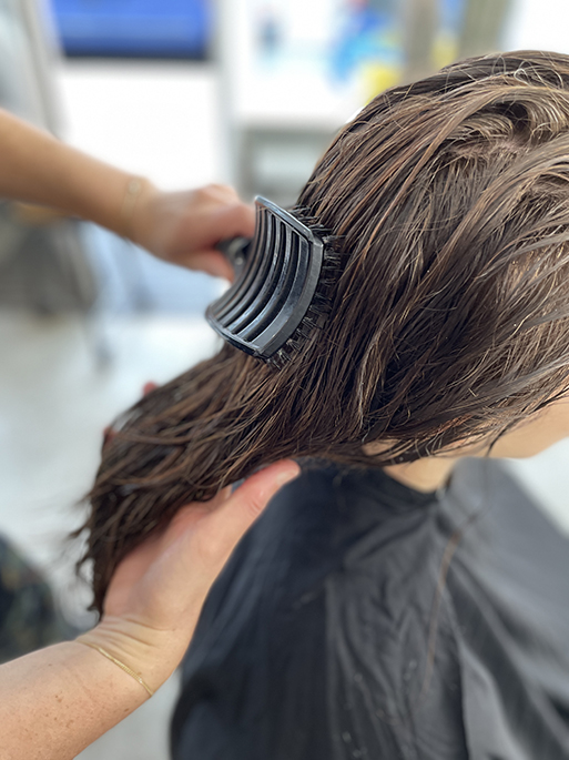 Mit dem Moisturizing Bar von YLN wird das Haar gepflegt und kämmbar gemacht