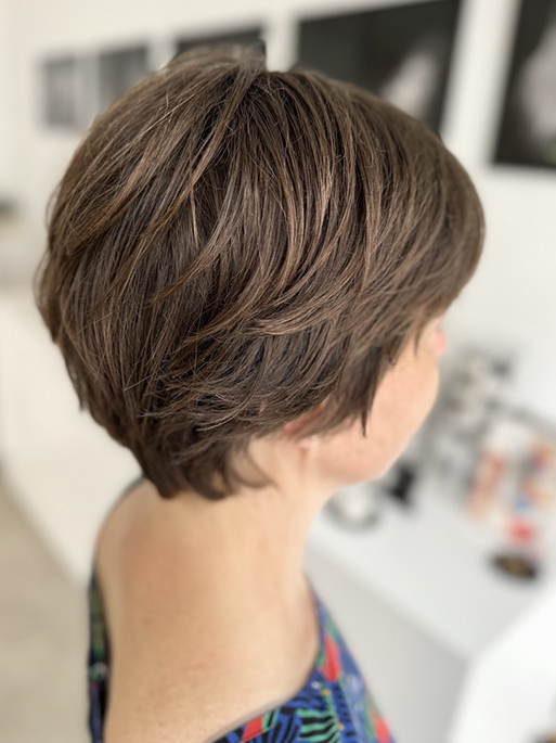 Kurzes, kräftiges, unbehandeltes Haar braucht meist nur ein mildes Shampoo. Ein Tropfen INTENSIVE PFLEGE sorgt für Glanz und lässige Textur.