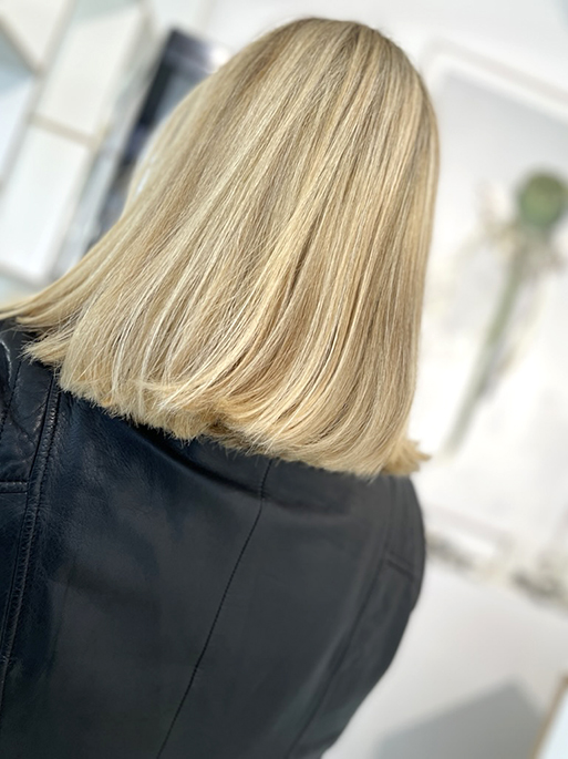 Natürliche Haarpflege regenereriert blondiertes und gesträhnes Haar und spendet Feuchtigkeit