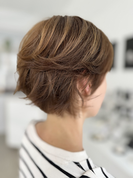 Kurzes, gefärbtes Haar kann störrisch sein und braucht regelmäßige Pflege. Zum Föhnen am besten mit Bürste arbeiten.