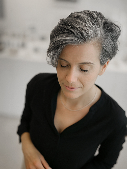 Natürliche Haarpflege für graues kurzes oder langes Haar. Graues Haar ist einfach trockener als normales Haar