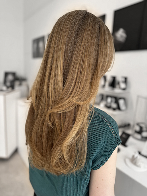 Natürliche Haarpflege mit Feuchtigkeit und Nährstoffen aus Pflanzenfetten und Ölen ist für kräftiges, trockenes Haar besonders wichtig. Als Finish ist die INTENSIVE PFLEGE ein Must-have – vor allem für gefärbtes Haar.
