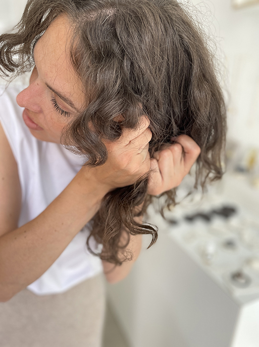 Haaröl für kräftiges, trockenes Haar dient als Glanz Finish und gibt Geschmeidigkeit für zwischendurch in die getrocknete Frisur