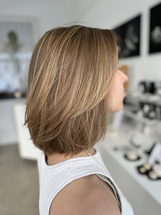 Natürlich wirkende helle Strähnen ohne Alufolie – Your Loving Nature bringt Frische und Leuchtkraft in dunkelblondes Haar.