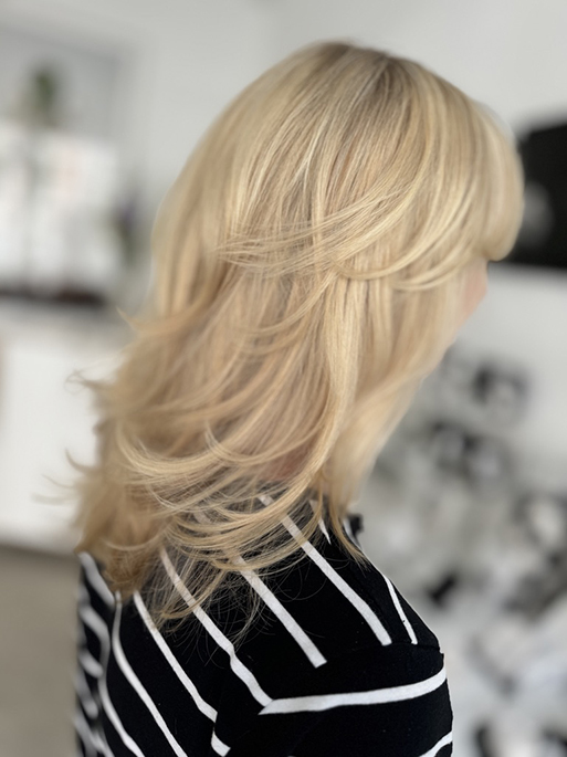 Natürlich wirkende helle Strähnen ohne Alufolie – Your Loving Nature bringt Frische und Leuchtkraft in mittelblondes Haar.