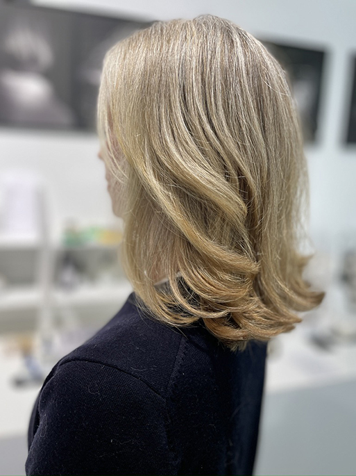 Natürliche Haarpflege hat ergrautes Haar besonders nötig. es ist kräftiger, trockener und störrischer als normales Haar