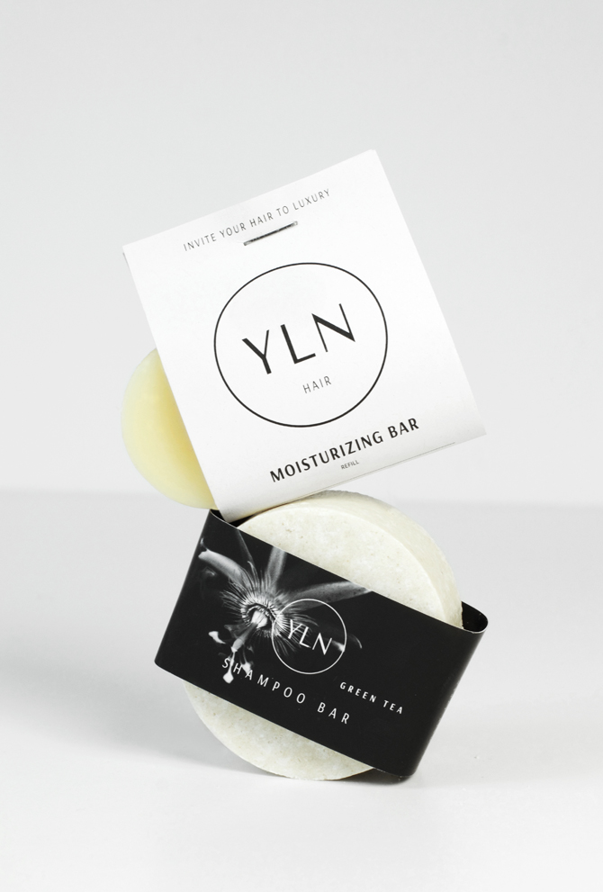 MOISTURIZING BAR und der SHAMPOO BAR mit dem Duft von Green Tea – feste Naturkosmetik für trockene Haare, stilvoll inszeniert in einem minimalistischen Setting