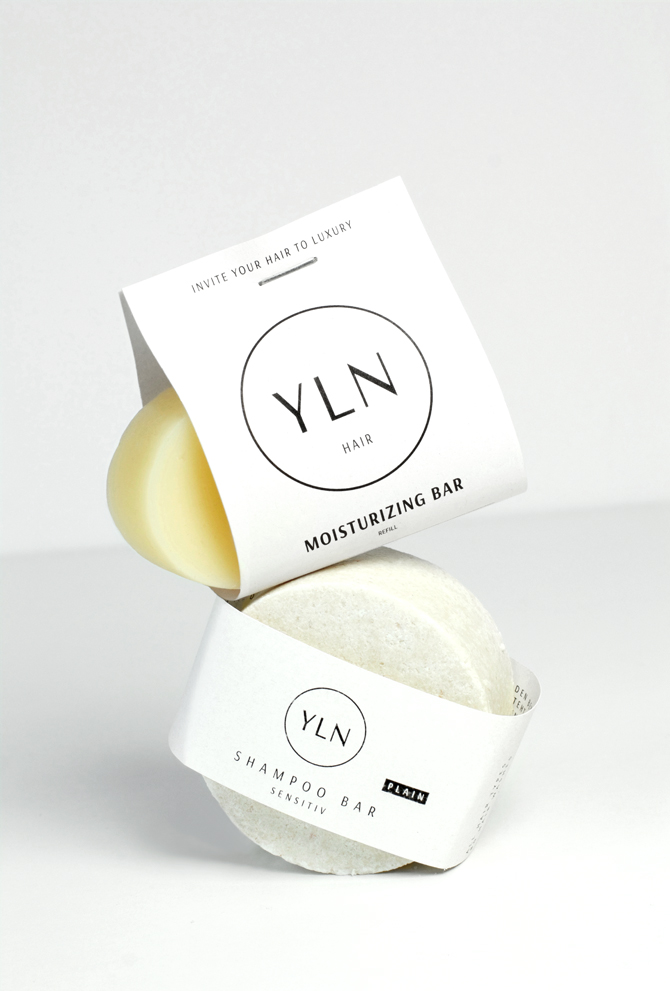 Minimalistisch arrangierte feste Naturkosmetik-Produkte zur Haarpflege – duftfreier Shampoo Bar und MOISTURIZING BAR – vor hellem Hintergrund, ideal für empfindliche Kopfhaut und trockene Haarspitzen.