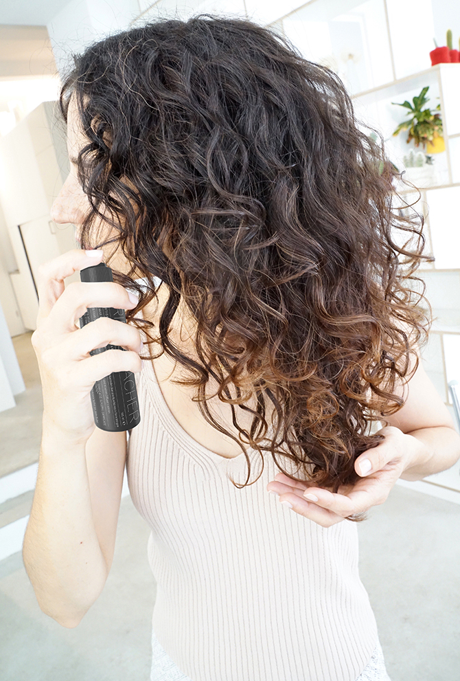 Naturlocken brauchen nicht nur den richtigen Schnitt, sondern auch hochwertige Naturkosmetik um richtig zur Geltung zu kommen.