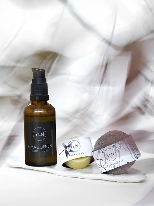 Gesichtichtspflegeset von YLN, bestehend aus fester Gesichtsrienigung, fester Gesichtscreme und Hyaluronsäure Serum