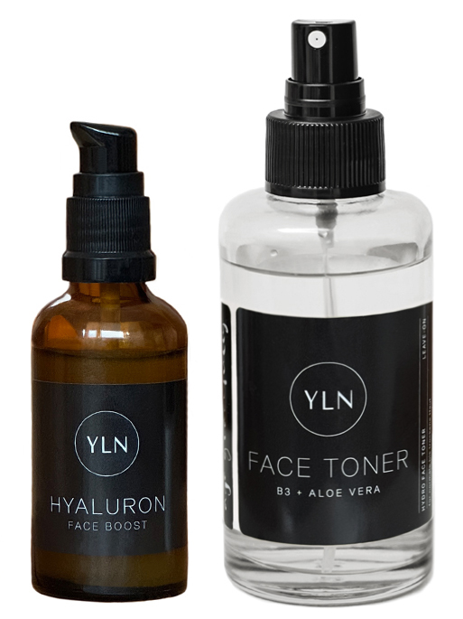 Eine 100ml Flasche FACE TONER und eine 50ml Flasche Hyaluronsäire Serum bilden eine perfekte Zusatzpflege für die haut ab 50. Tiefenfeuchtigkeit durch Hyaluron und Aloe Vera in Kombination mit Niacinamid / B3 zur Verfeinerung der Poren und gegen Rötungen.