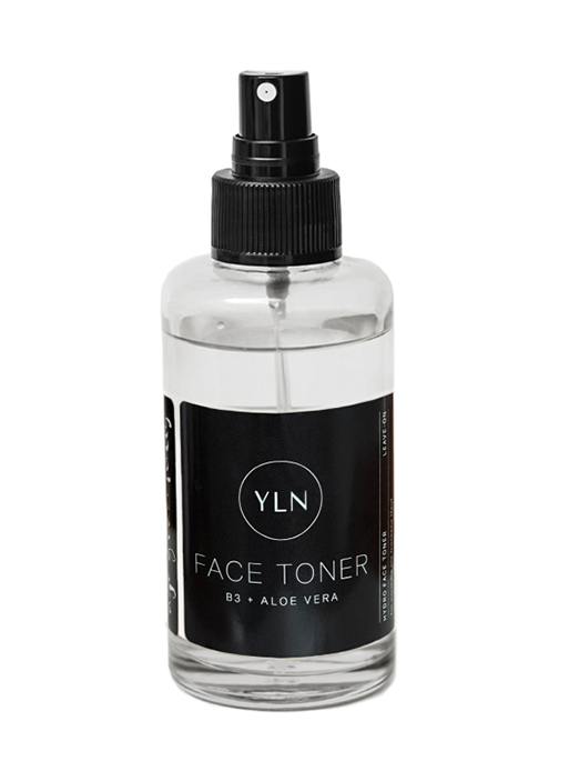100ml Flasche YLN FACE TONER mit hochdosiertem Aloe Vera für eine intensive Duchfeuchtung der Haut und Niacinamid / B3 für zur verfeinerung der Porenverfeinerung und gegen Rötungen.