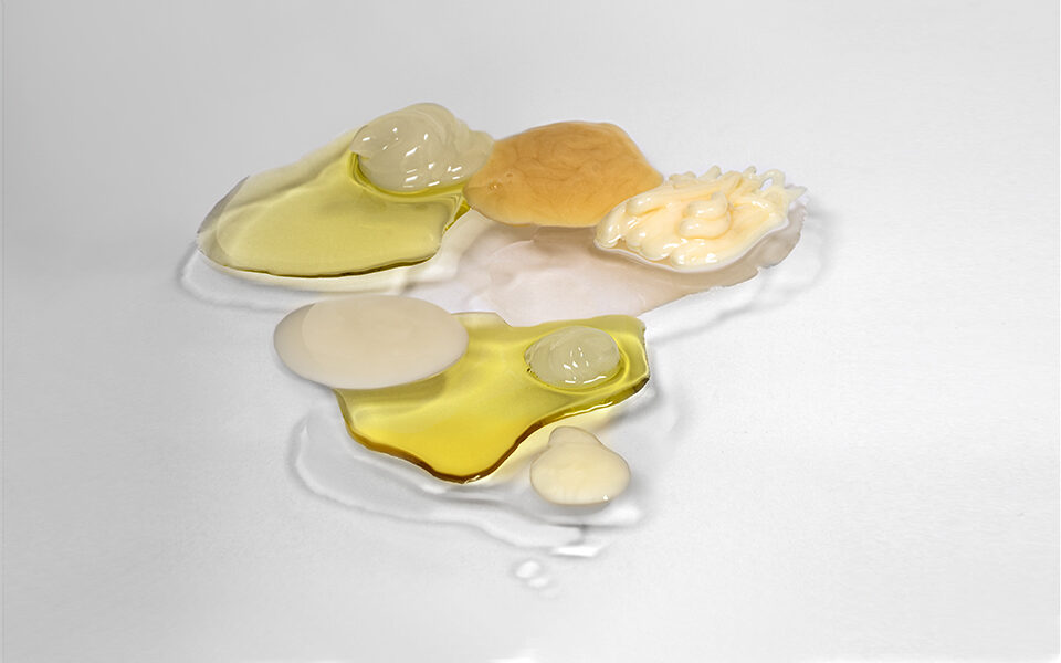 Your Loving Nature - Verschieden farbige Flüssigkeiten als Pfützen von YLN Naturkosmetik Liquids